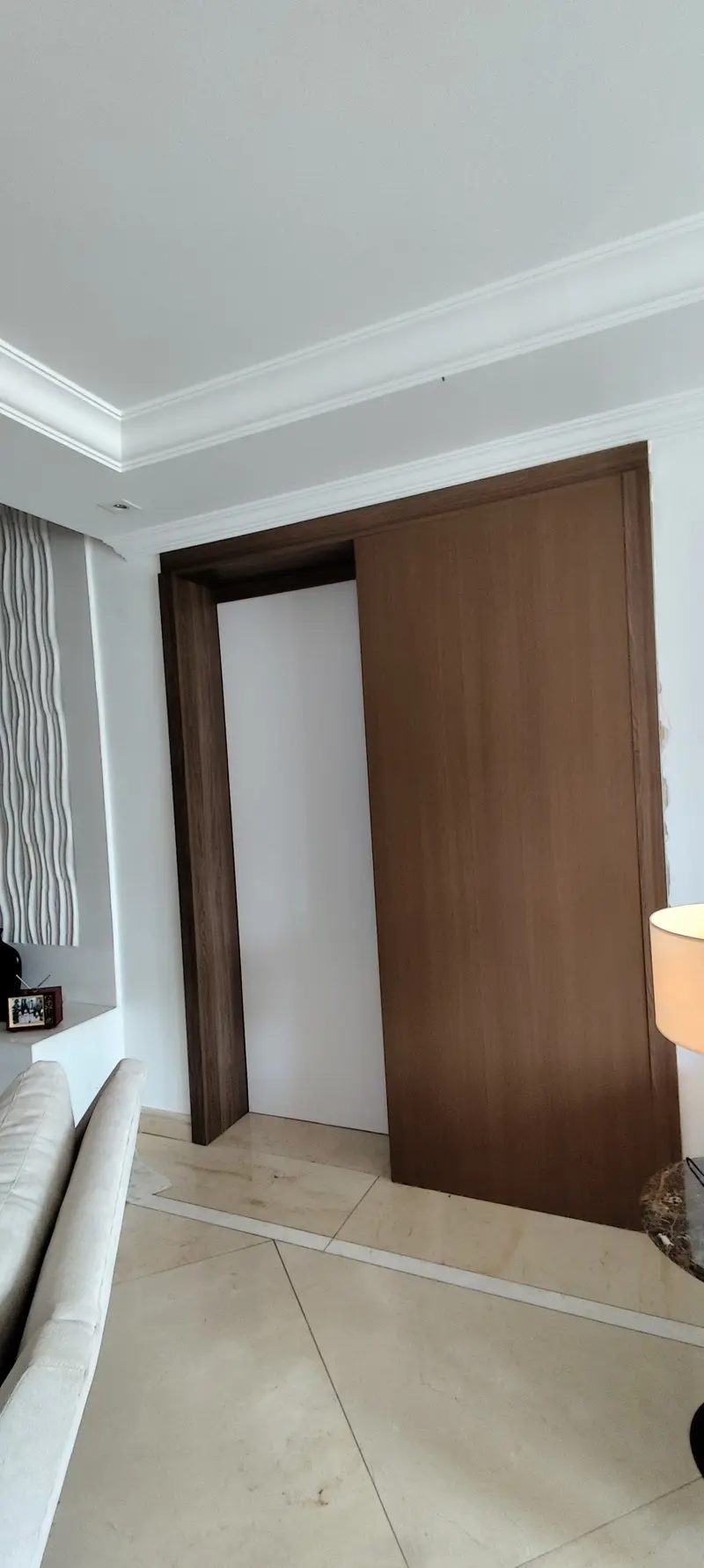 Armário embutido com portas de correr em madeira