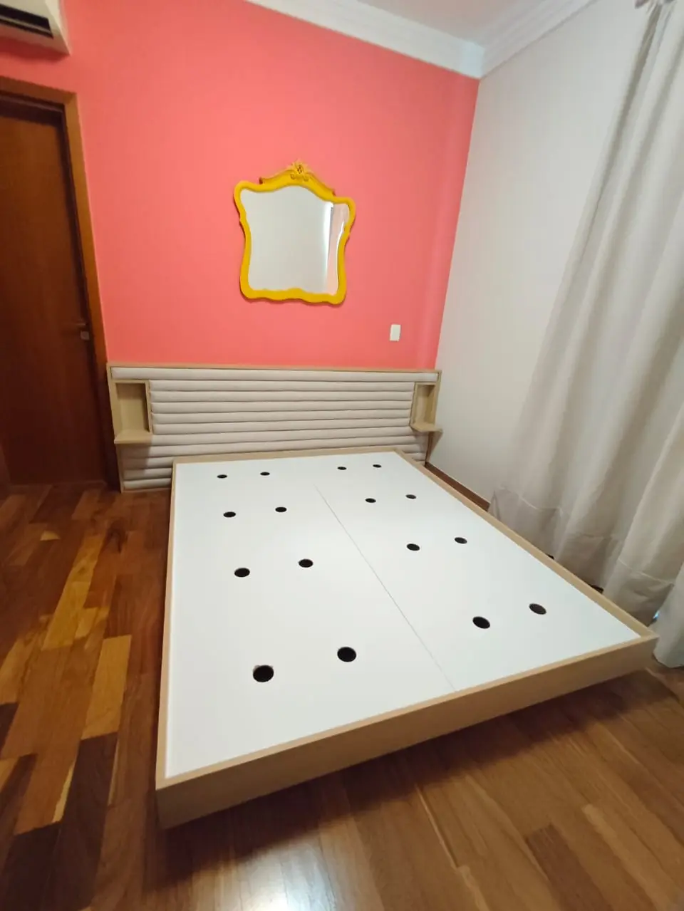 Cama com baú e cabeceira ripada