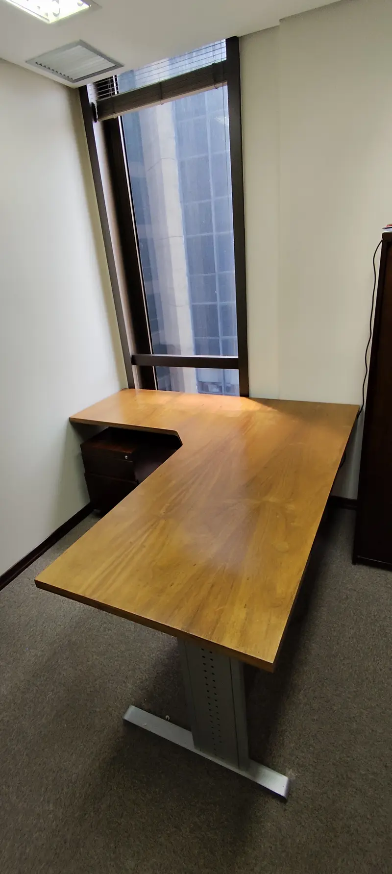 Mesa em L de madeira em home office