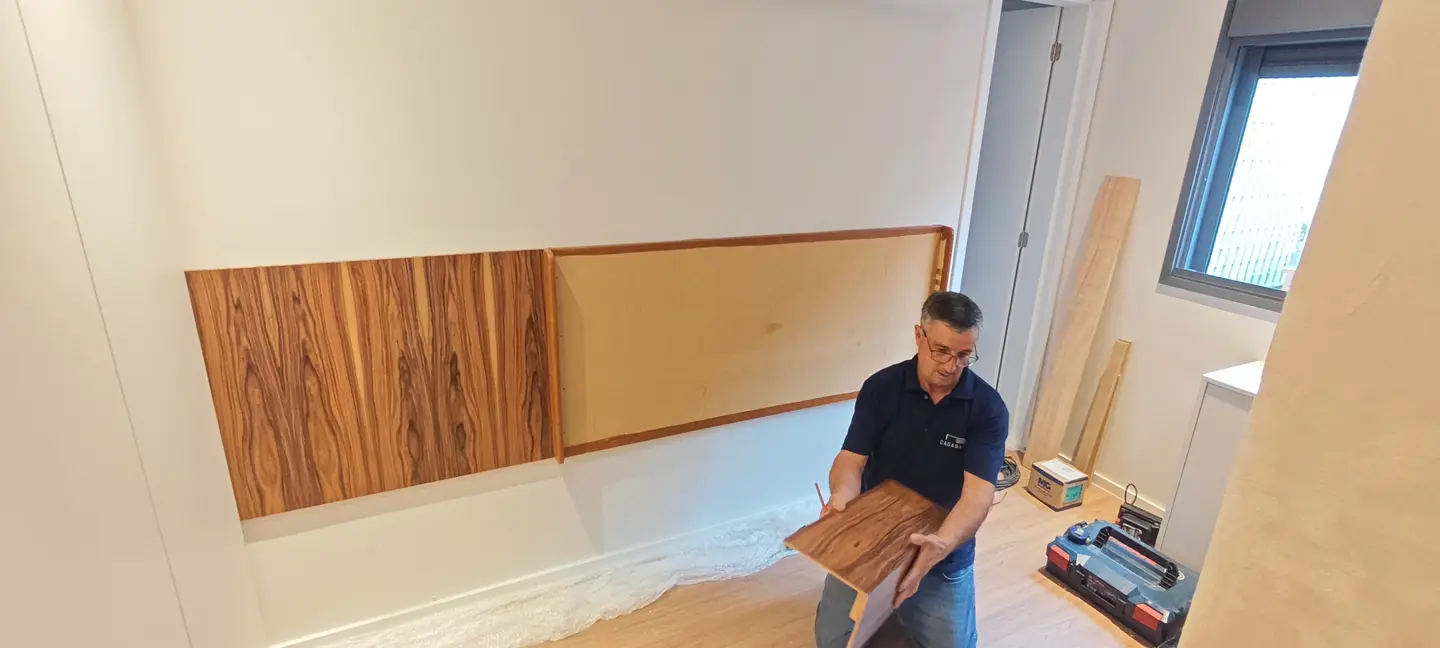 Marceneiro da Casa Gama em trabalho de instalação