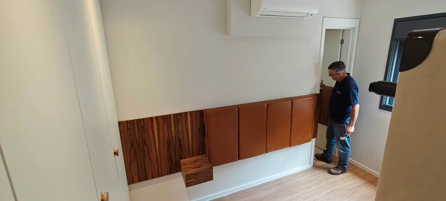 Marceneiro da Casa Gama em trabalho de instalação de revestimento