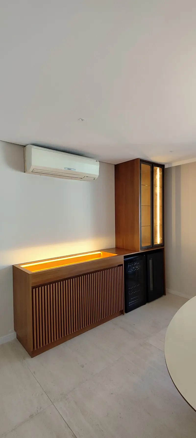 Bancada ripada com iluminação em LED e nicho para adega
